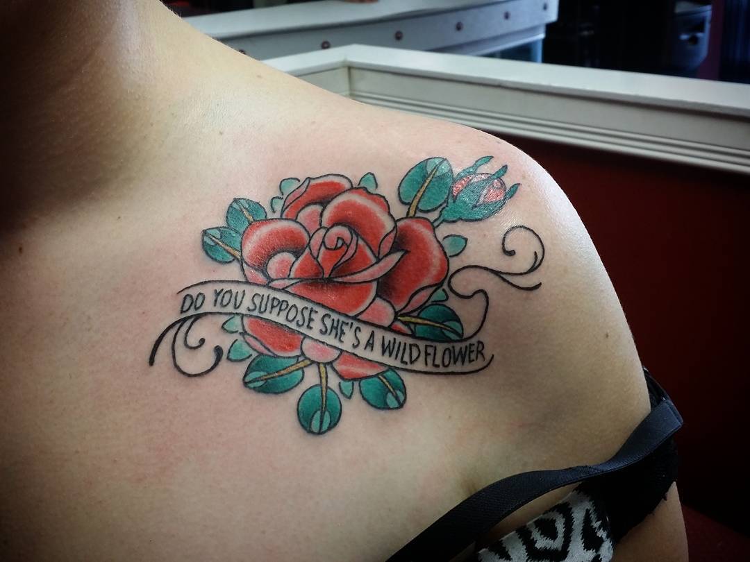 Blommor med bokstäver tatuering design idéer kvinnor
