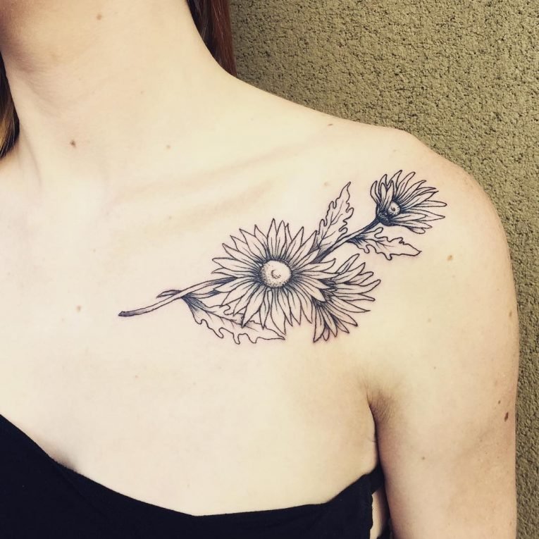 Flower tattoo betyder axeltatuering smärta tatuering design kvinnor