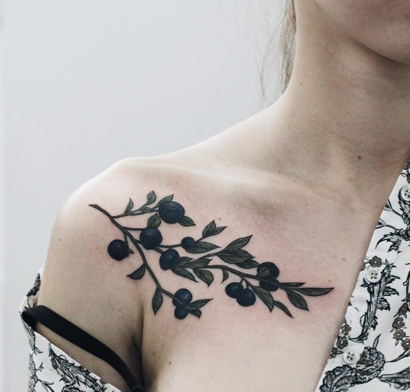 Blomma tatuering design för kvinnor svart vit tatuering trender