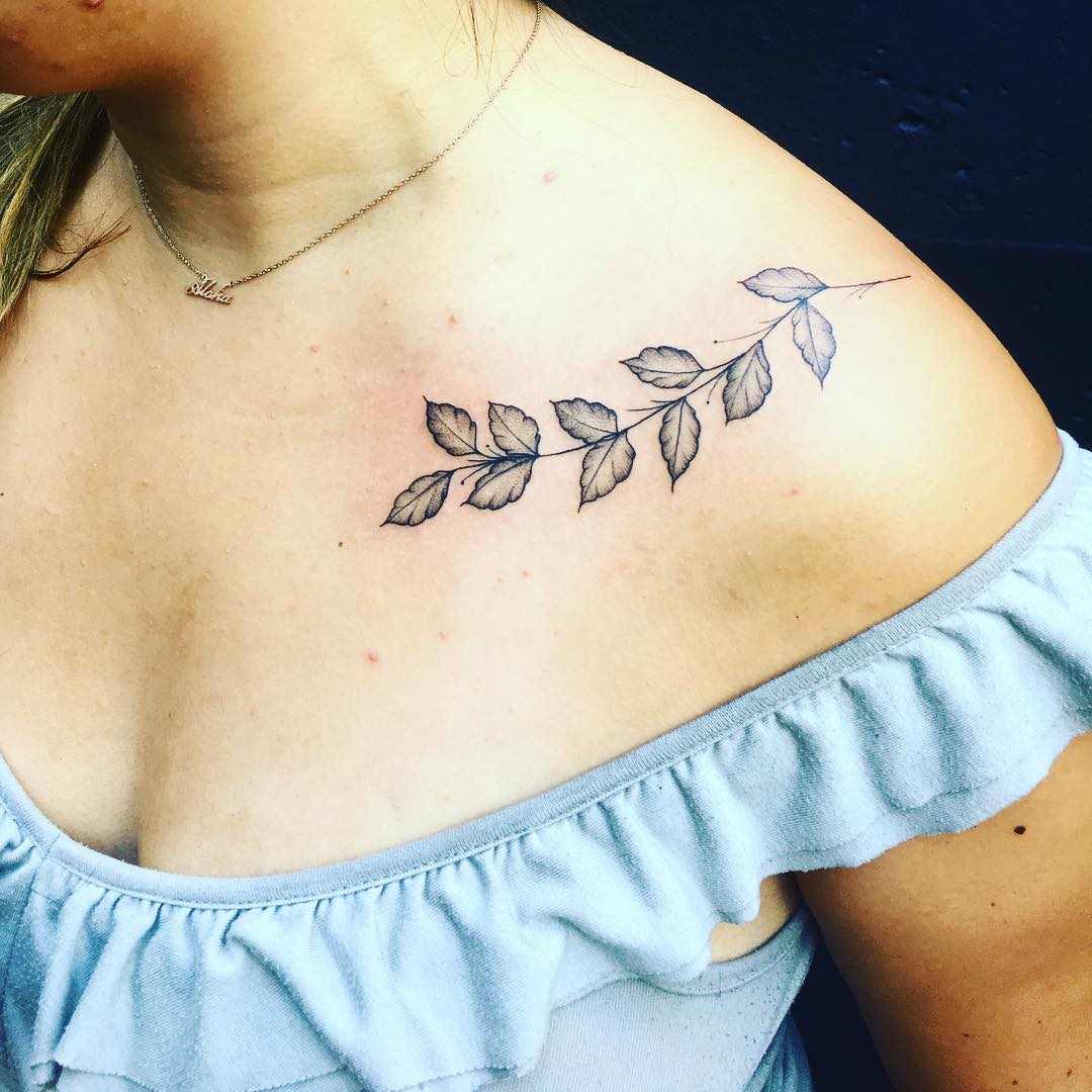 Blommor tatuering design idéer nyckelben tatuering små kvinnor