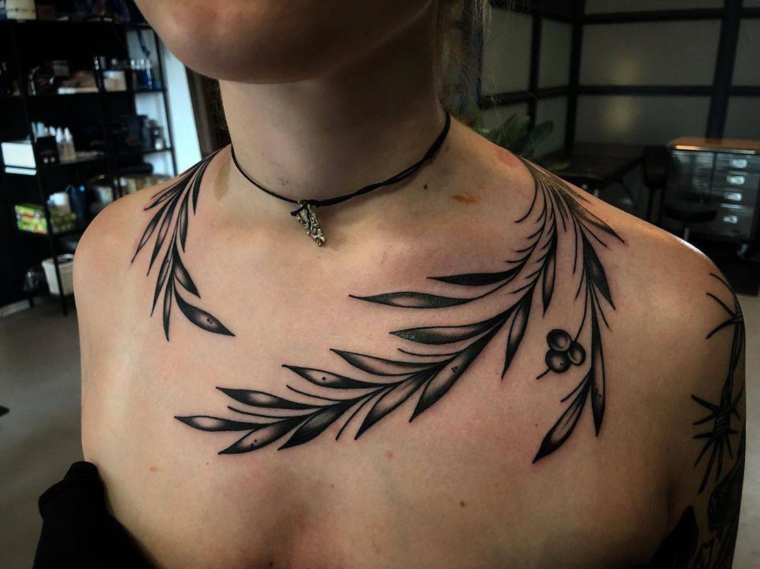 Blommor tatuering design kvinnor hals tatuering smärta