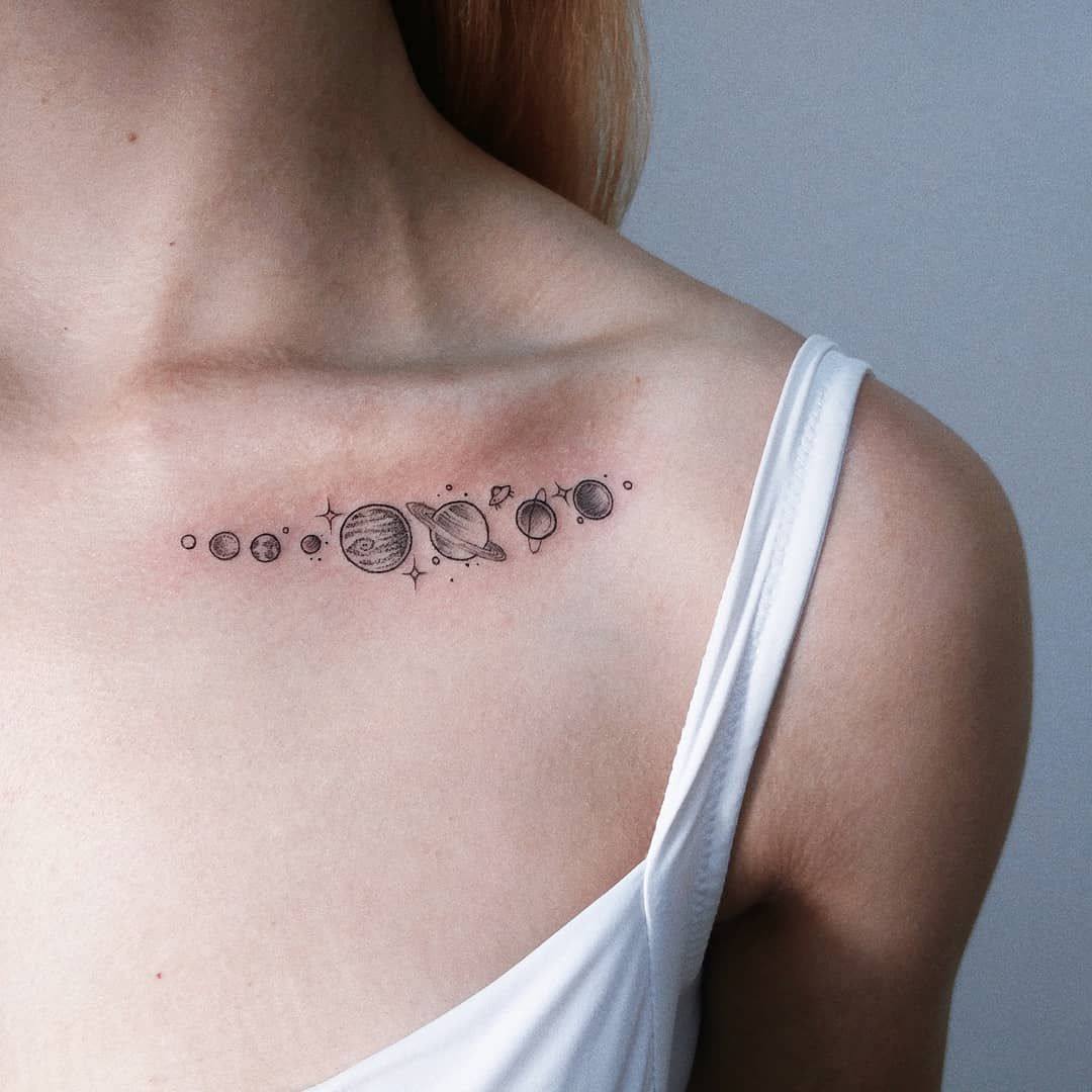 Nyckelbenet tatuering idéer tatuering design planeter tatuering motiv