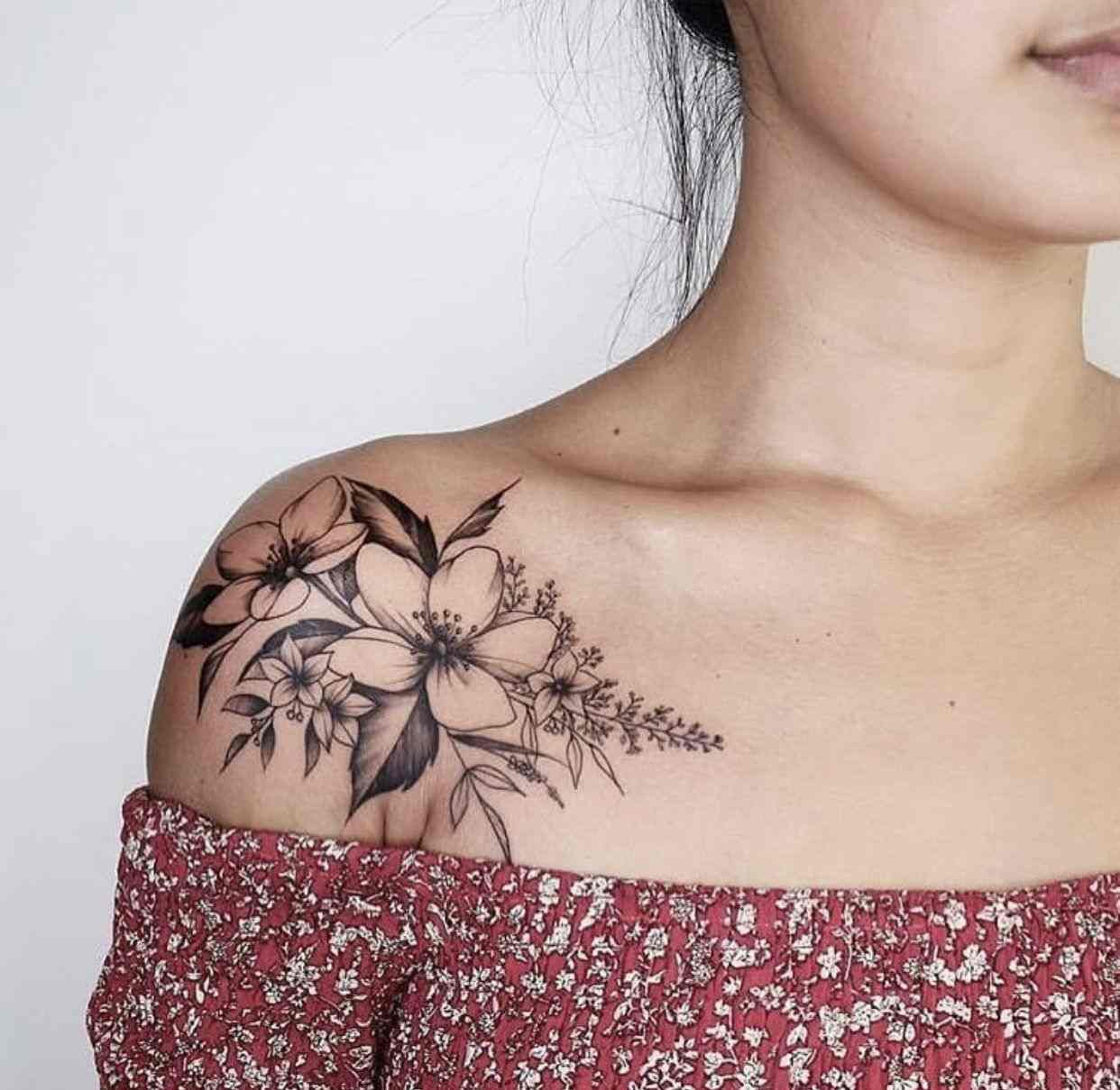 Tatuering på axelblommor tatueringsdesign för kvinnotrender