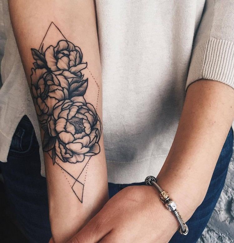 tatuering-underarm-kvinna-blommor-geometriska linjer