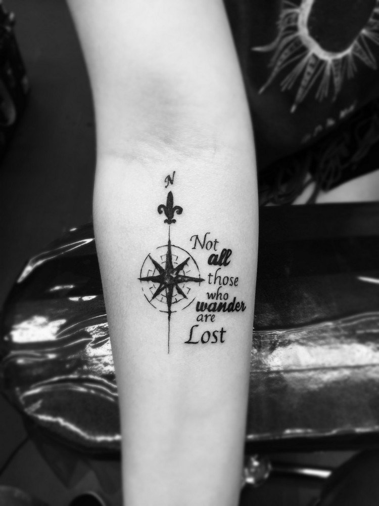 tatuering-underarm-kvinna-kompass-talesätt