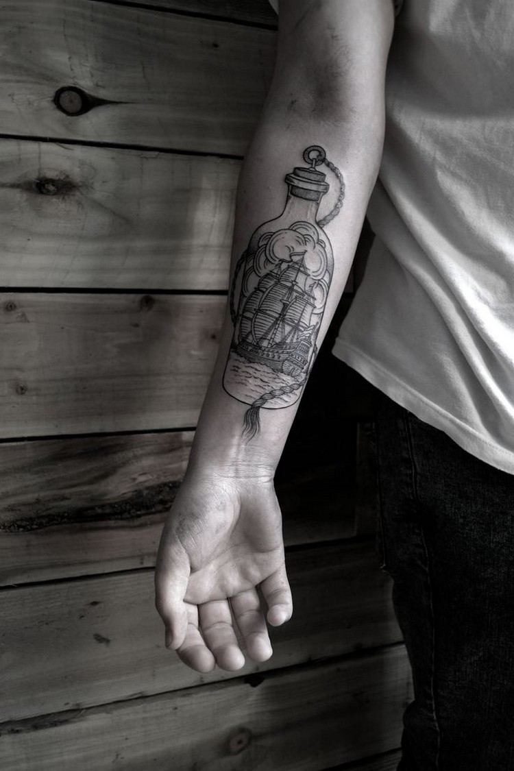 tatuering-underarm-man-maritim-skepp-flaska