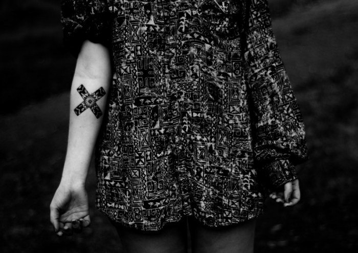 Idéer-motiv-tatuerade-kvinna-symbol-kors-underarm