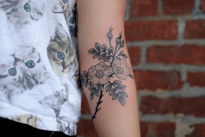 Kvinnor-tatuering-idéer-på-underarm-inuti-blommor