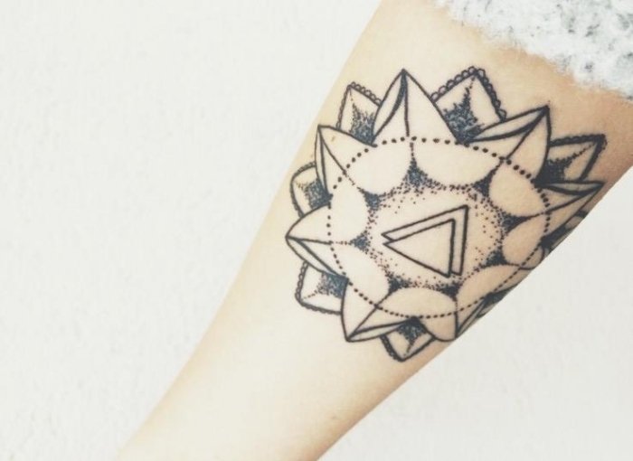Tatuering-på-underarm-inuti-geometriska-motiv-symboler