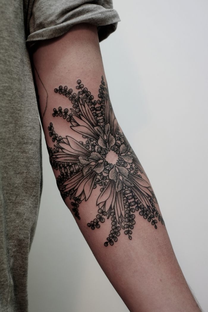 Underarm-tatuering-inuti-konstnärligt-blomma-kvinnor-mönster