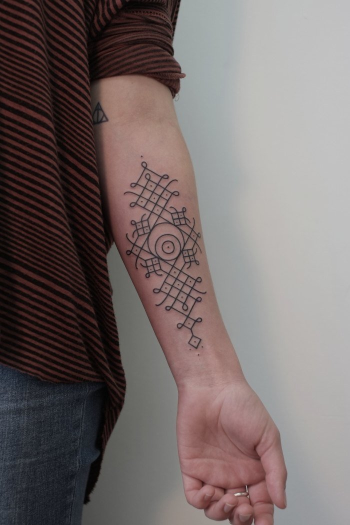 idé-tatuering-på-underarm-inuti-folkloriska-motiv