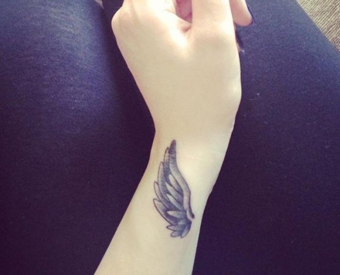subtil-tatuering-på-underarm-handled-vingar
