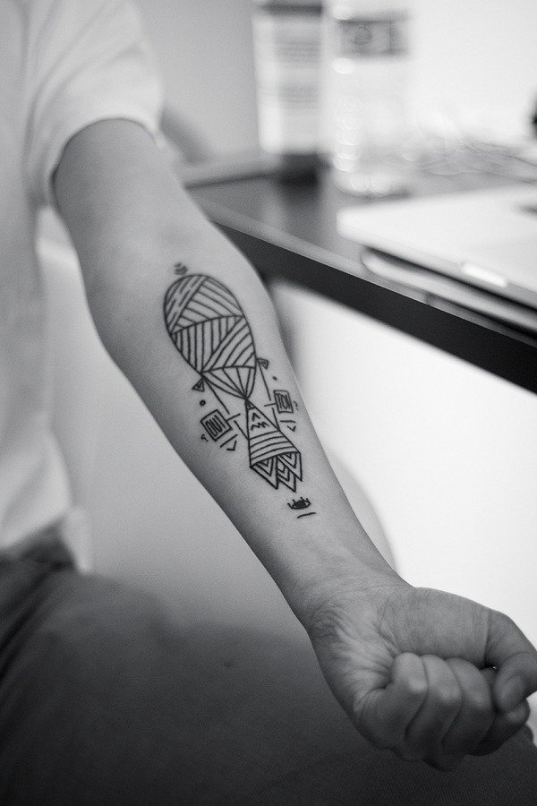 Tatuering-på-underarm-inuti-geometrisk-design-tatuerad-man
