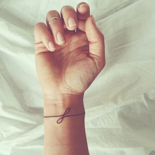 Tatuering-bilder-hand-joint-subtly-curved-line