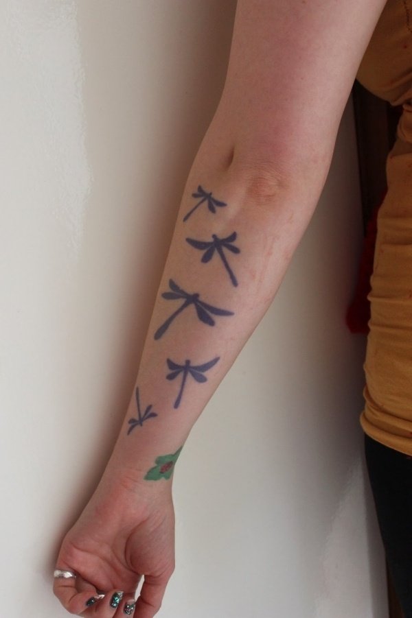 tatuering underarm trollslända blommotiv idéer