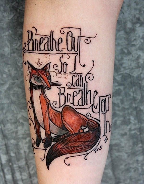räv-röd-tatuering-med-färg-underarm-font-design