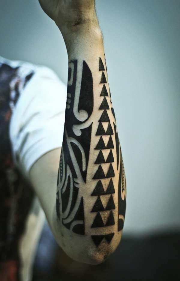 män-tatuering-polynesiska-motiv-underarm