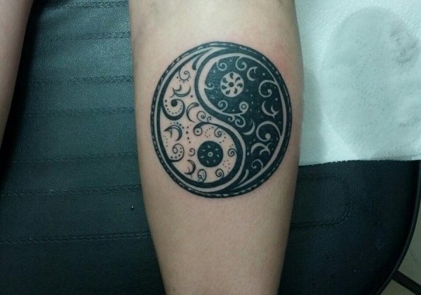 ying-yang-tatuering-design-för-män-etno-motiv-tatuerade-man