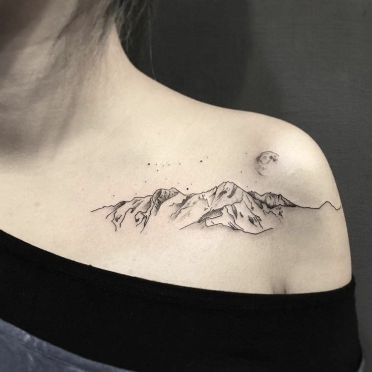 Tatuering berg små nyckelben tatuering idéer för kvinnor
