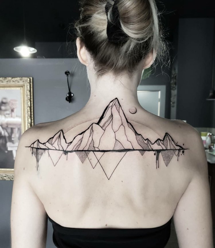 Tillbaka tatuering kvinnor tatuering berg mening