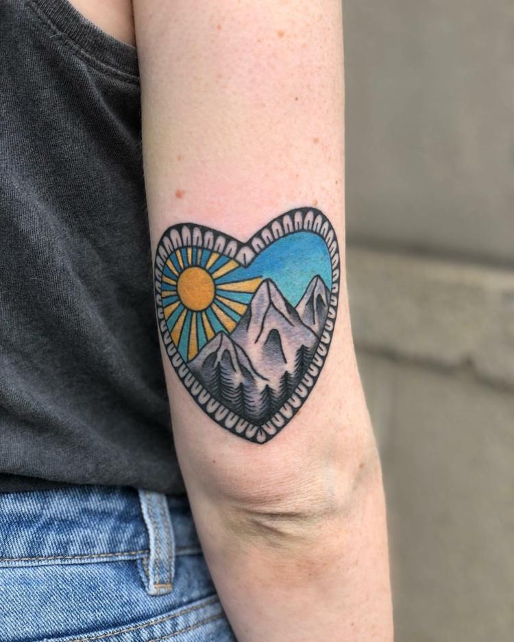 Hjärta tatuering kvinnor liten överarm tatuering motiv med mening