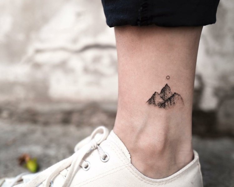 Tatuering berg liten tatuering på foten för kvinnor