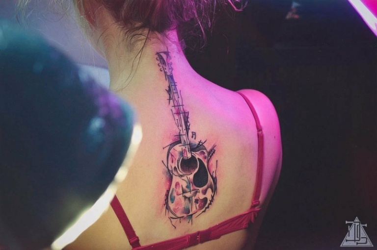 tatuering bilder och idéer musik tema gitarr hals tillbaka färgglada