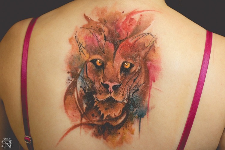 Tatueringsbilder-idéer-lejon-axelblad-kvinnor-mönster