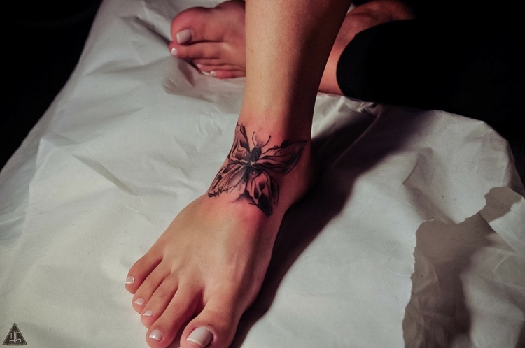 Tatueringsbilder-idéer-motiv-kvinnor-fjäril-piedestal-topp