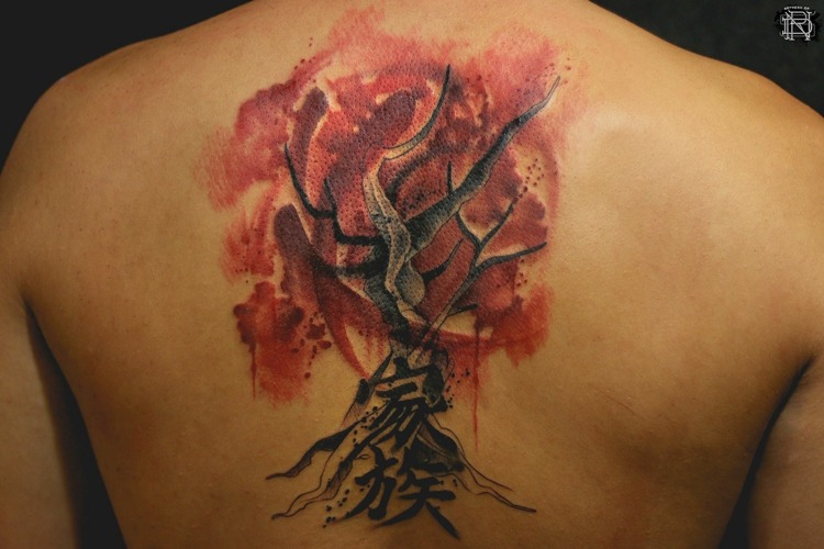 Tatueringsbilder-idéer-tillbaka-träd-kvinna