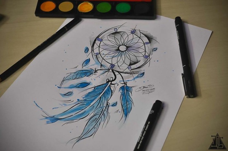 Tatueringsbilder idéer överarm kvinnor axelmotiv