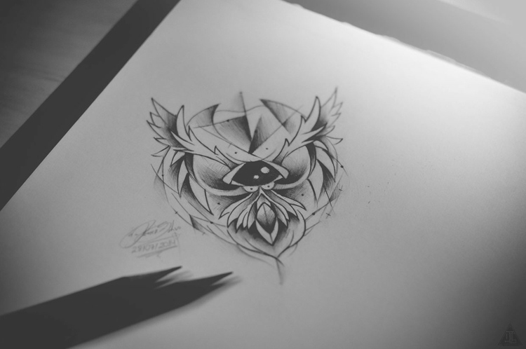 Tatuering-bilder-idéer-svart-lår-uggla-män