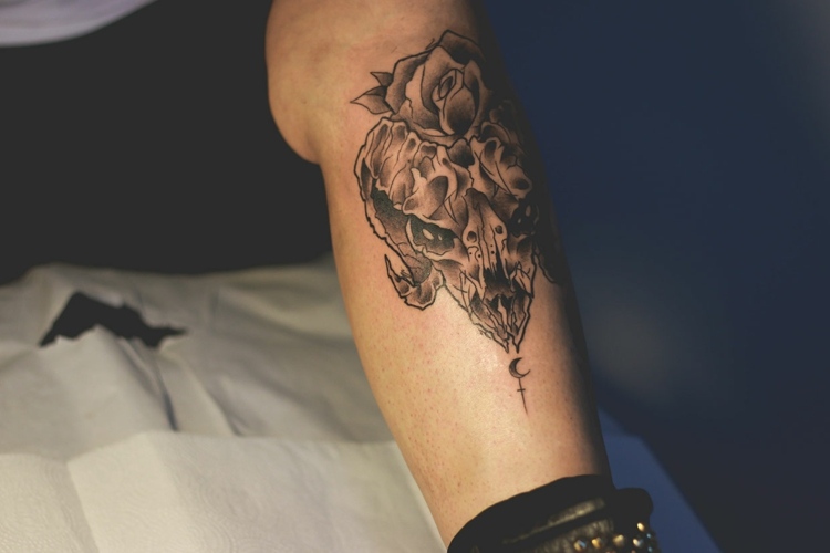 Tatuering-bilder-idéer-svart-skalle-underben