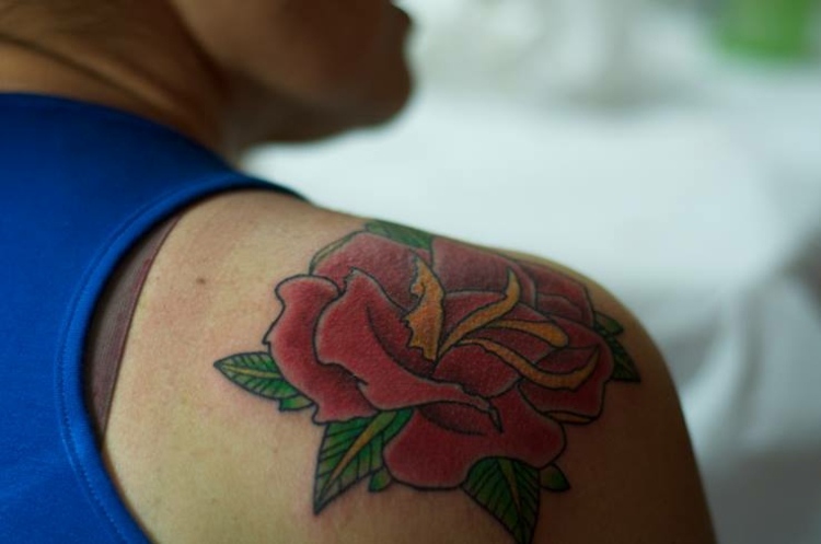 Tatueringsbilder-idéer-rosor-axel-kvinnor