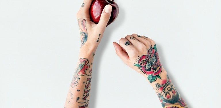Tatueringsborttagningsmetoder hand tatuering idéer rött bläck tatuering trender