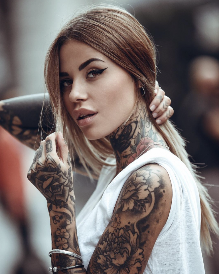 Tatueringsborttagningsmetoder tatueringsborttagningsarm tatuering blommor blont hår