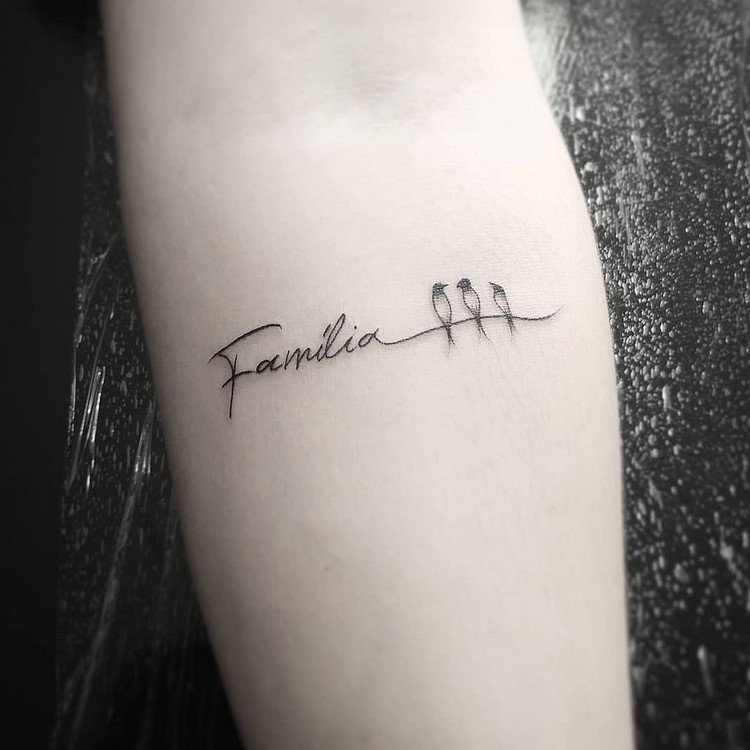 tatuering familj bokstäver svälja symbol