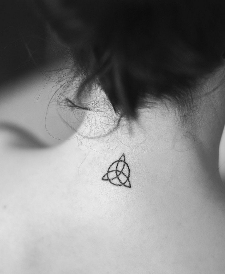 liten tatuering familj symbol hals