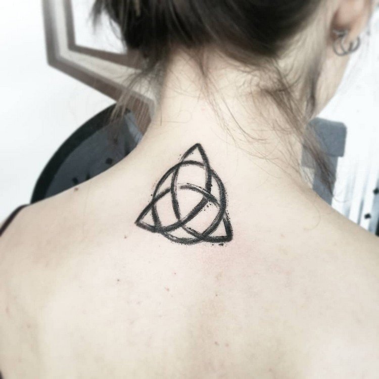 keltisk symbol triquetra hals tatuering familj