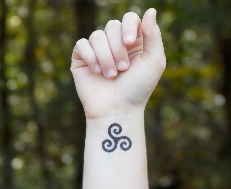 keltisk symbol triskele familj tatuering