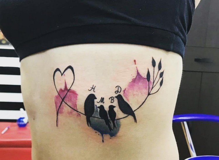 tatuering familj fåglar sväljer initialer akvarell effekt