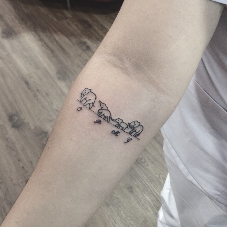 tatuering familj elefant symbol tillhörighet initialer