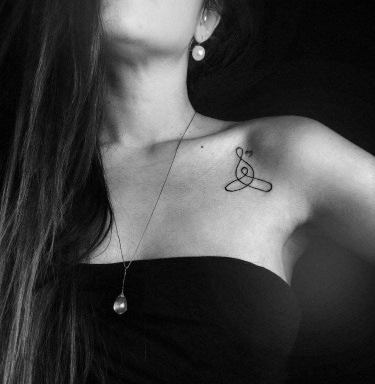 keltisk symbol familj tatuering mamma under nyckelbenet