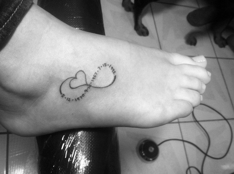 tatuering familj symbol oändlighet födelsedatum hjärta