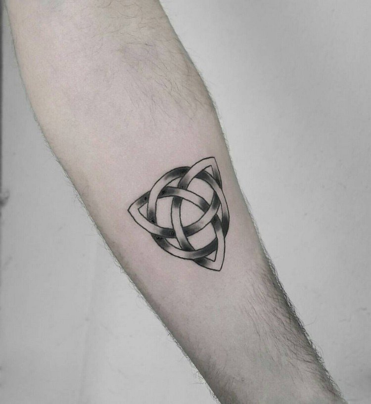 tatuering familj symbol treenighet knut underarm