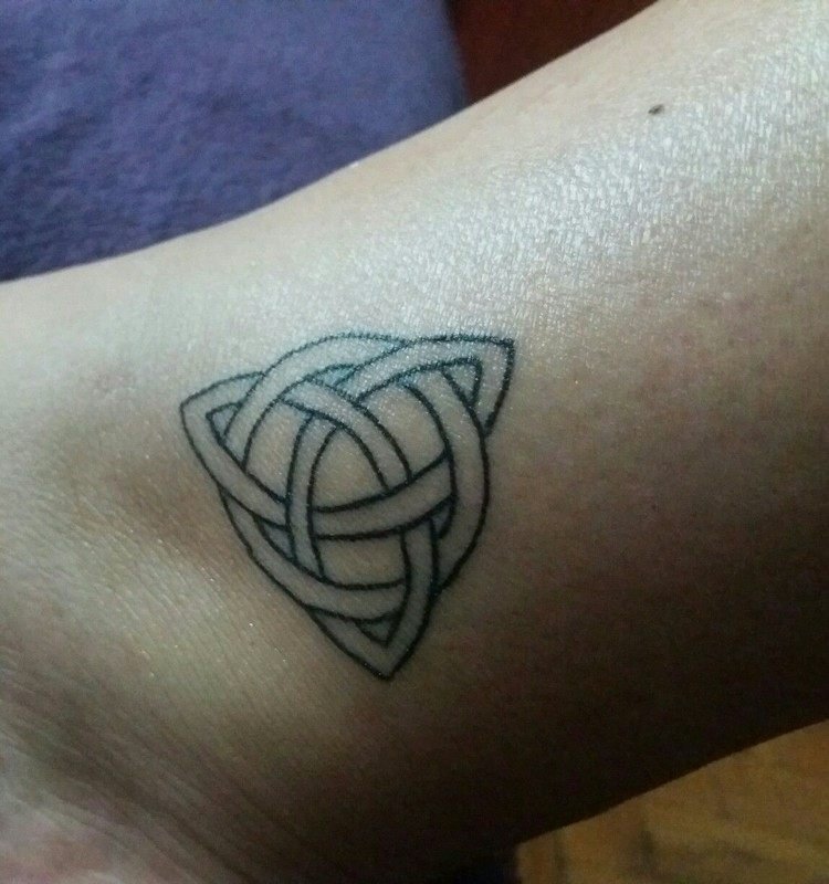 tatuering familj symbol treenighet knut ben