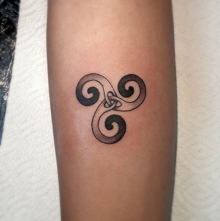 tatuering familj symbol sammanhållning arm tatuering