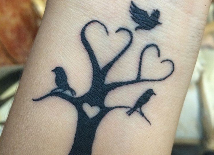 tatuering familj symbol träd hjärtan fåglar