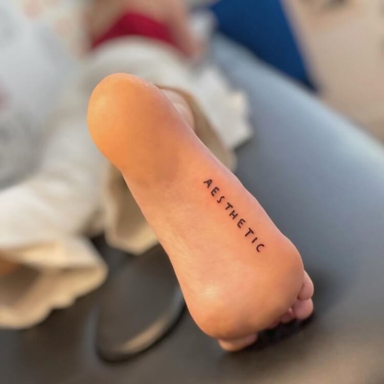 små tatueringar för kvinnor tatueringstrender 2020 tatueringsula på foten