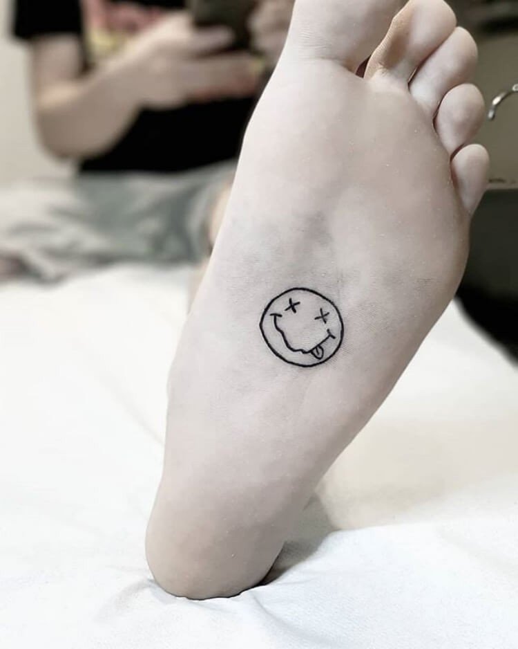 roliga tatueringsdesigner smiley tattoo fotsål